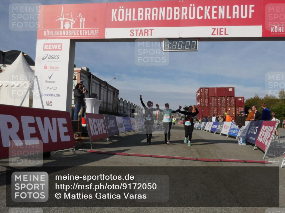 03.10.2025 - Köhlbrandbrückenlauf Matties Gatica Varas http://msf.ph/oto/9172050 03.10.2025 10:40:29 Ziel 2926, 2927, 2928 meine-sportfotos.de
