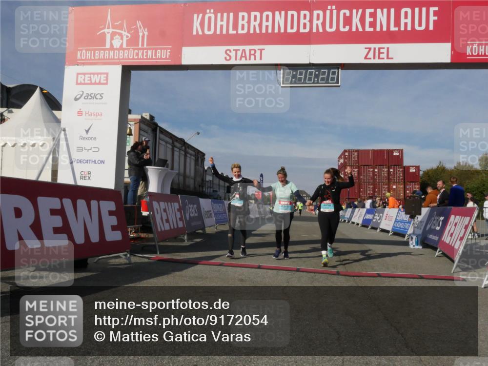 03.10.2025 - Köhlbrandbrückenlauf Matties Gatica Varas http://msf.ph/oto/9172054 03.10.2025 10:40:30 Ziel 2926, 2927, 2928 meine-sportfotos.de