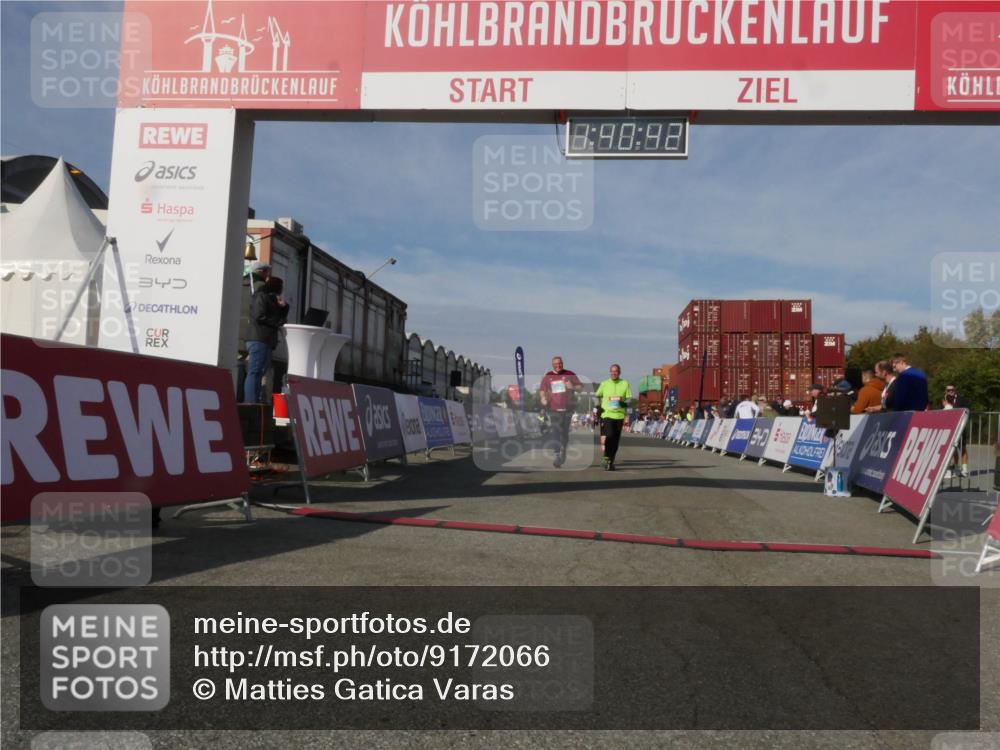 03.10.2025 - Köhlbrandbrückenlauf Matties Gatica Varas http://msf.ph/oto/9172066 03.10.2025 10:40:44 Ziel 2480, 3319, 3349 meine-sportfotos.de