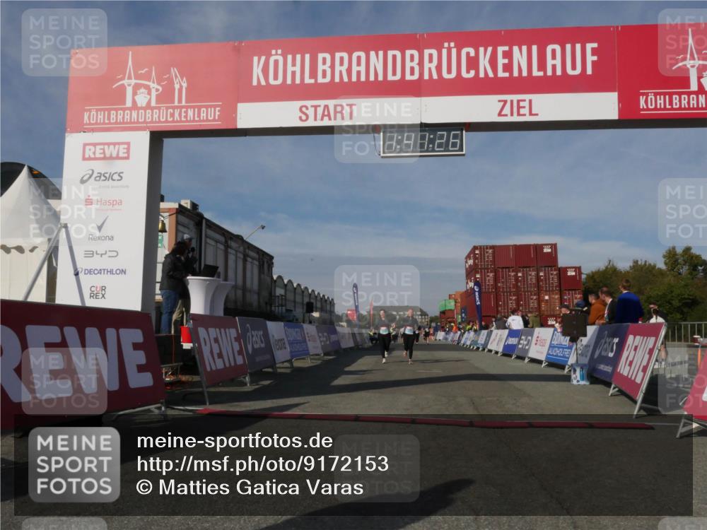 03.10.2025 - Köhlbrandbrückenlauf Matties Gatica Varas http://msf.ph/oto/9172153 03.10.2025 10:41:28 Ziel 3373, 3374 meine-sportfotos.de