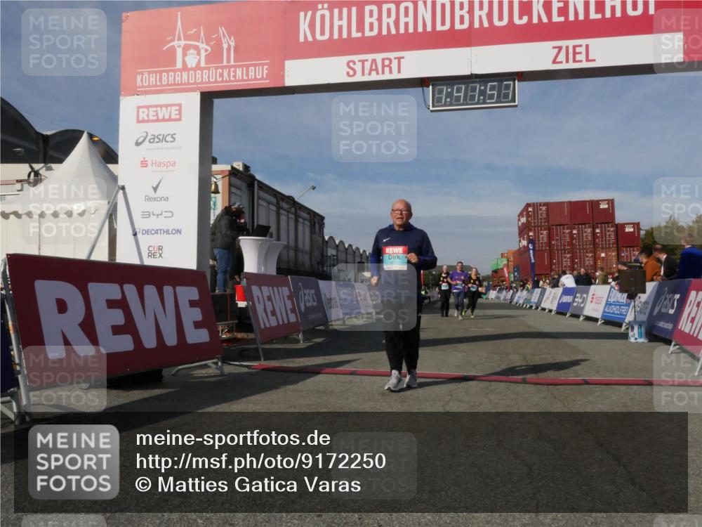 03.10.2025 - Köhlbrandbrückenlauf Matties Gatica Varas http://msf.ph/oto/9172250 03.10.2025 10:41:59 Ziel 2887, 2888, 2988 meine-sportfotos.de