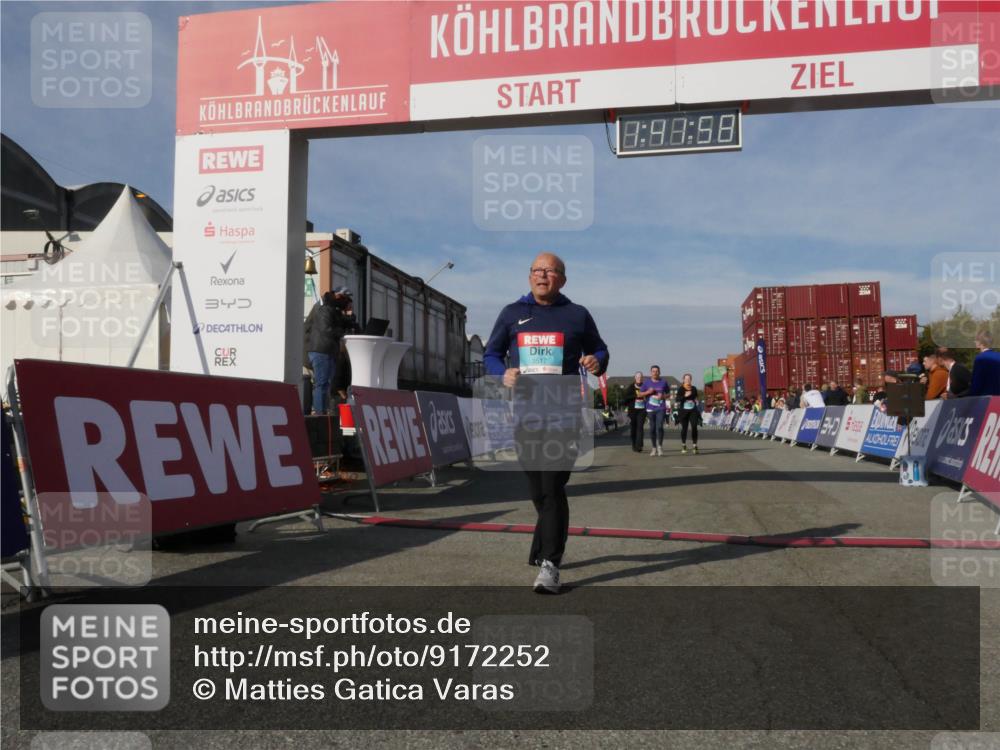 03.10.2025 - Köhlbrandbrückenlauf Matties Gatica Varas http://msf.ph/oto/9172252 03.10.2025 10:41:59 Ziel 2887, 2888, 2988 meine-sportfotos.de