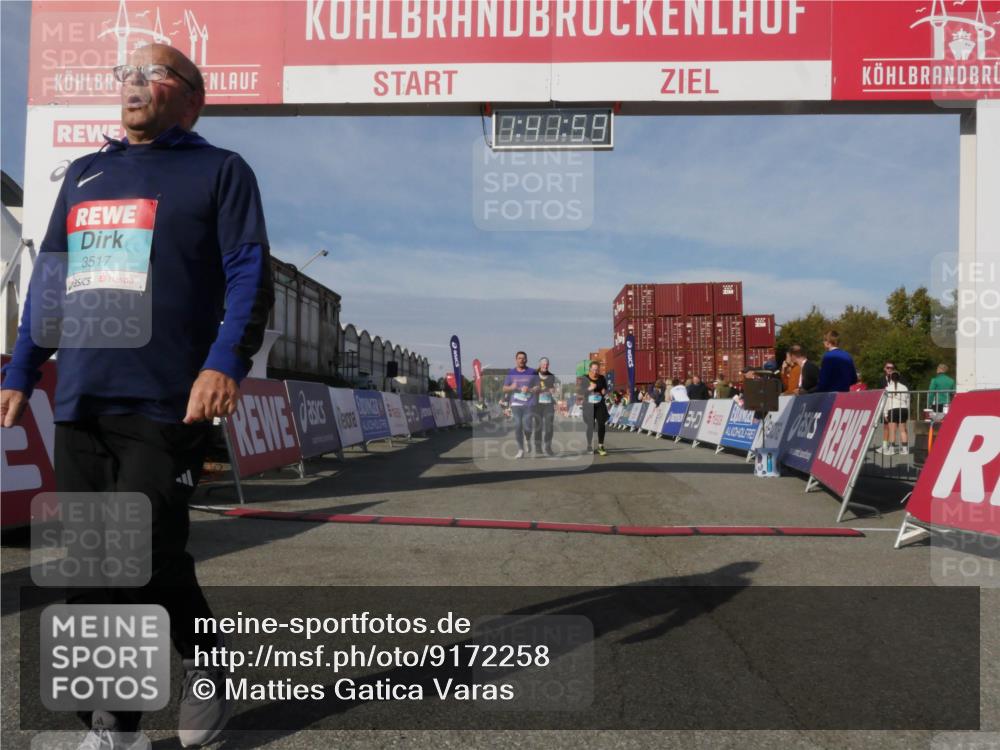 03.10.2025 - Köhlbrandbrückenlauf Matties Gatica Varas http://msf.ph/oto/9172258 03.10.2025 10:42:01 Ziel 2887, 2888, 2988 meine-sportfotos.de