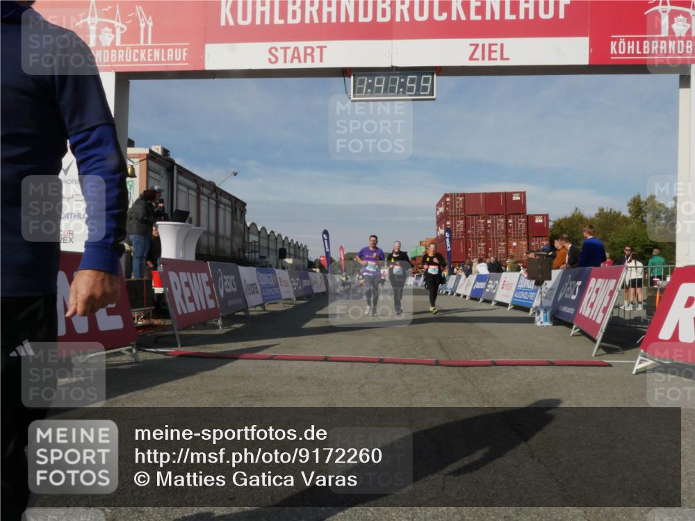 03.10.2025 - Köhlbrandbrückenlauf Matties Gatica Varas http://msf.ph/oto/9172260 03.10.2025 10:42:01 Ziel 2887, 2888, 2988 meine-sportfotos.de