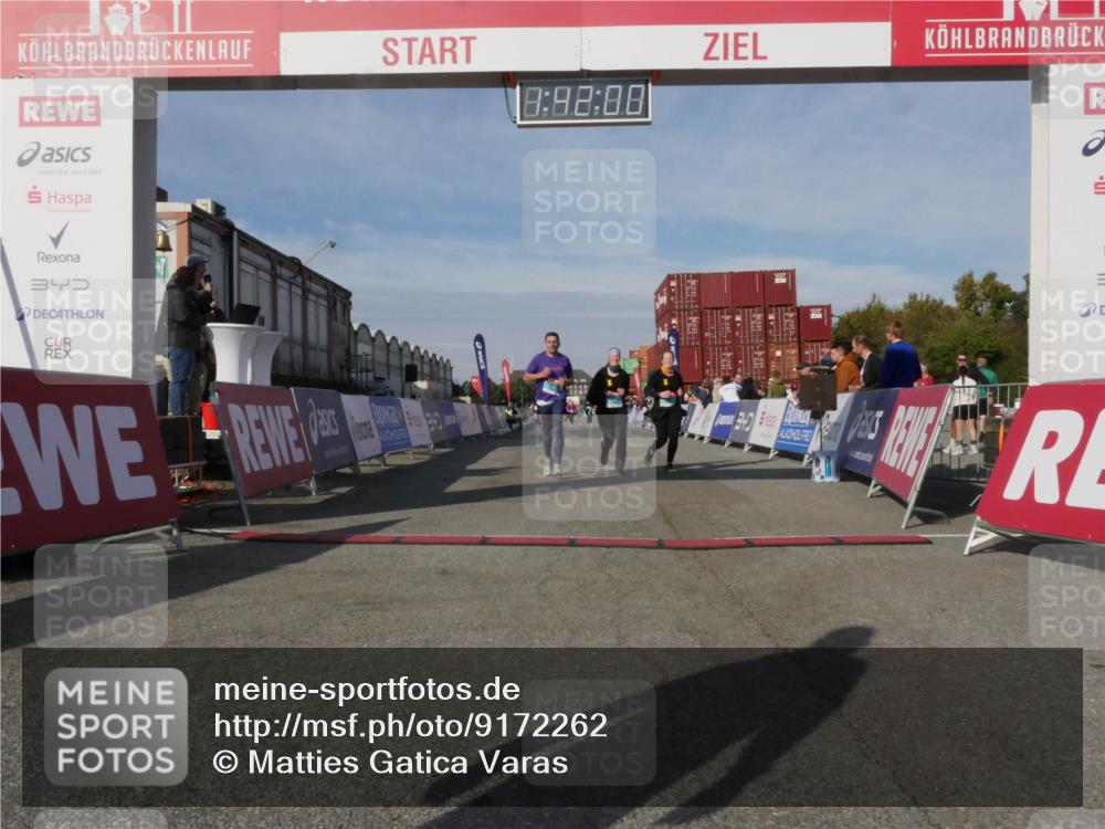 03.10.2025 - Köhlbrandbrückenlauf Matties Gatica Varas http://msf.ph/oto/9172262 03.10.2025 10:42:02 Ziel 2887, 2888, 2988 meine-sportfotos.de