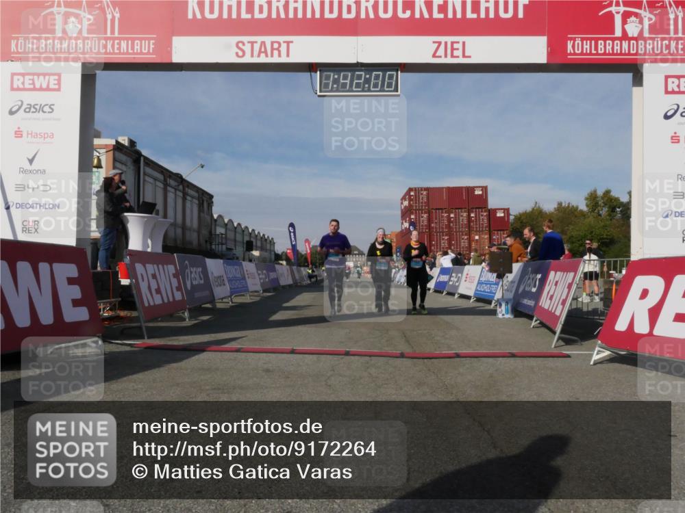 03.10.2025 - Köhlbrandbrückenlauf Matties Gatica Varas http://msf.ph/oto/9172264 03.10.2025 10:42:02 Ziel 2887, 2888, 2988 meine-sportfotos.de