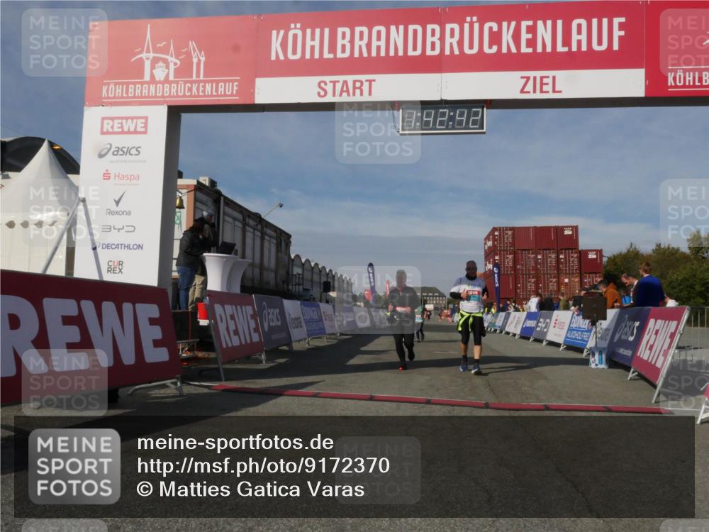 03.10.2025 - Köhlbrandbrückenlauf Matties Gatica Varas http://msf.ph/oto/9172370 03.10.2025 10:42:44 Ziel 2898, 2899, 3547, 3548 meine-sportfotos.de