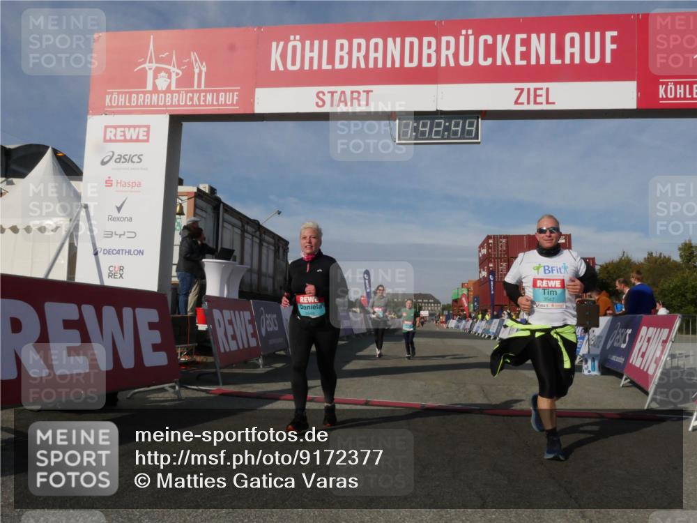 03.10.2025 - Köhlbrandbrückenlauf Matties Gatica Varas http://msf.ph/oto/9172377 03.10.2025 10:42:46 Ziel 2898, 2899 meine-sportfotos.de