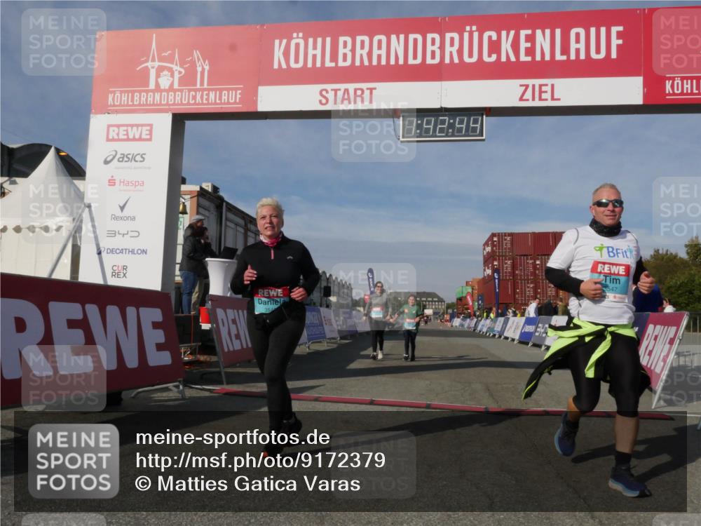 03.10.2025 - Köhlbrandbrückenlauf Matties Gatica Varas http://msf.ph/oto/9172379 03.10.2025 10:42:46 Ziel 2898, 2899 meine-sportfotos.de