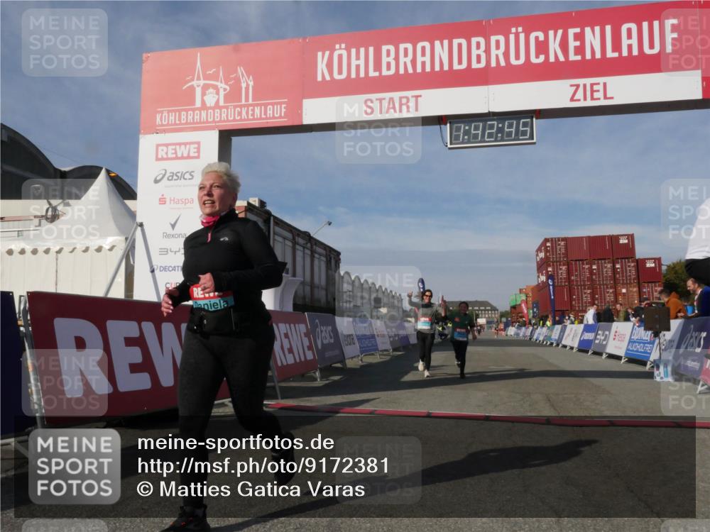 03.10.2025 - Köhlbrandbrückenlauf Matties Gatica Varas http://msf.ph/oto/9172381 03.10.2025 10:42:46 Ziel 2898, 2899 meine-sportfotos.de