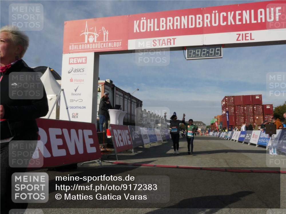 03.10.2025 - Köhlbrandbrückenlauf Matties Gatica Varas http://msf.ph/oto/9172383 03.10.2025 10:42:47 Ziel 2898, 2899 meine-sportfotos.de