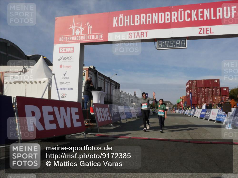 03.10.2025 - Köhlbrandbrückenlauf Matties Gatica Varas http://msf.ph/oto/9172385 03.10.2025 10:42:47 Ziel 2898, 2899 meine-sportfotos.de