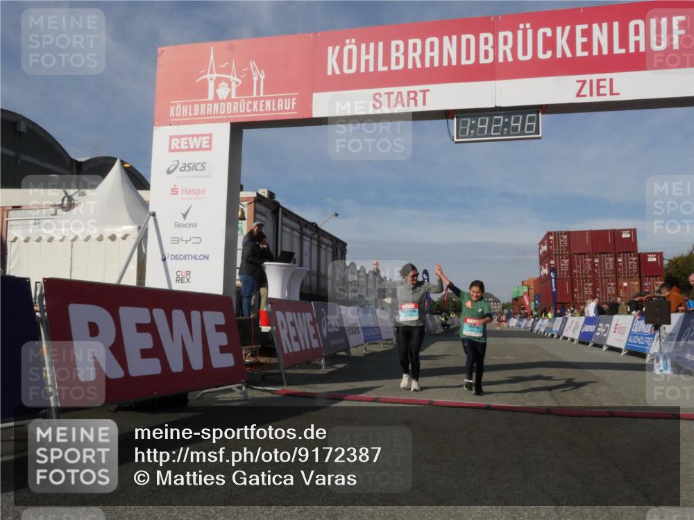 03.10.2025 - Köhlbrandbrückenlauf Matties Gatica Varas http://msf.ph/oto/9172387 03.10.2025 10:42:48 Ziel 2898, 2899 meine-sportfotos.de
