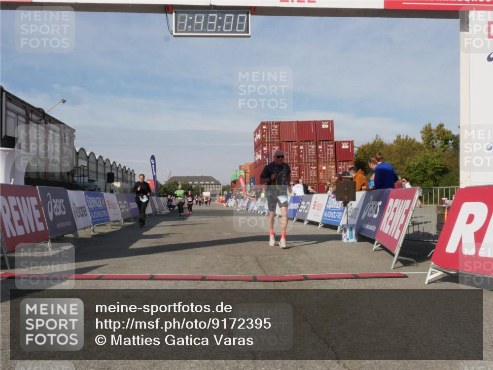03.10.2025 - Köhlbrandbrückenlauf Matties Gatica Varas http://msf.ph/oto/9172395 03.10.2025 10:43:02 Ziel 2226, 3283, 3623, 3649 meine-sportfotos.de