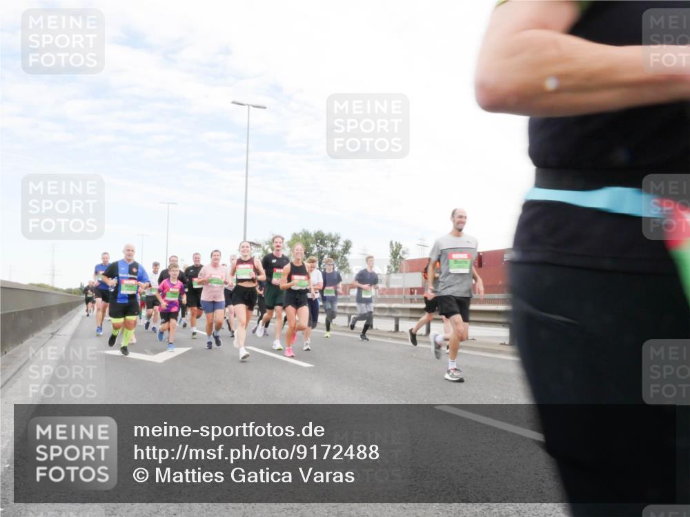 03.10.2025 - Köhlbrandbrückenlauf Matties Gatica Varas http://msf.ph/oto/9172488 03.10.2025 15:21:08 Position 3  meine-sportfotos.de