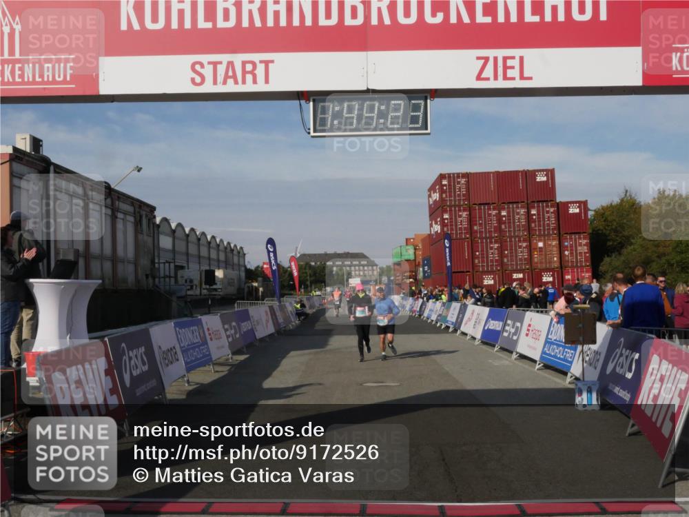 03.10.2025 - Köhlbrandbrückenlauf Matties Gatica Varas http://msf.ph/oto/9172526 03.10.2025 10:44:25 Ziel 2394, 2395 meine-sportfotos.de