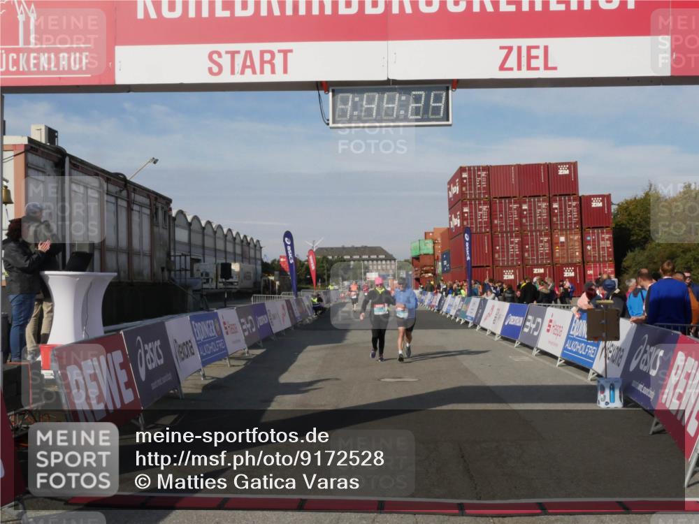 03.10.2025 - Köhlbrandbrückenlauf Matties Gatica Varas http://msf.ph/oto/9172528 03.10.2025 10:44:25 Ziel 2394, 2395 meine-sportfotos.de