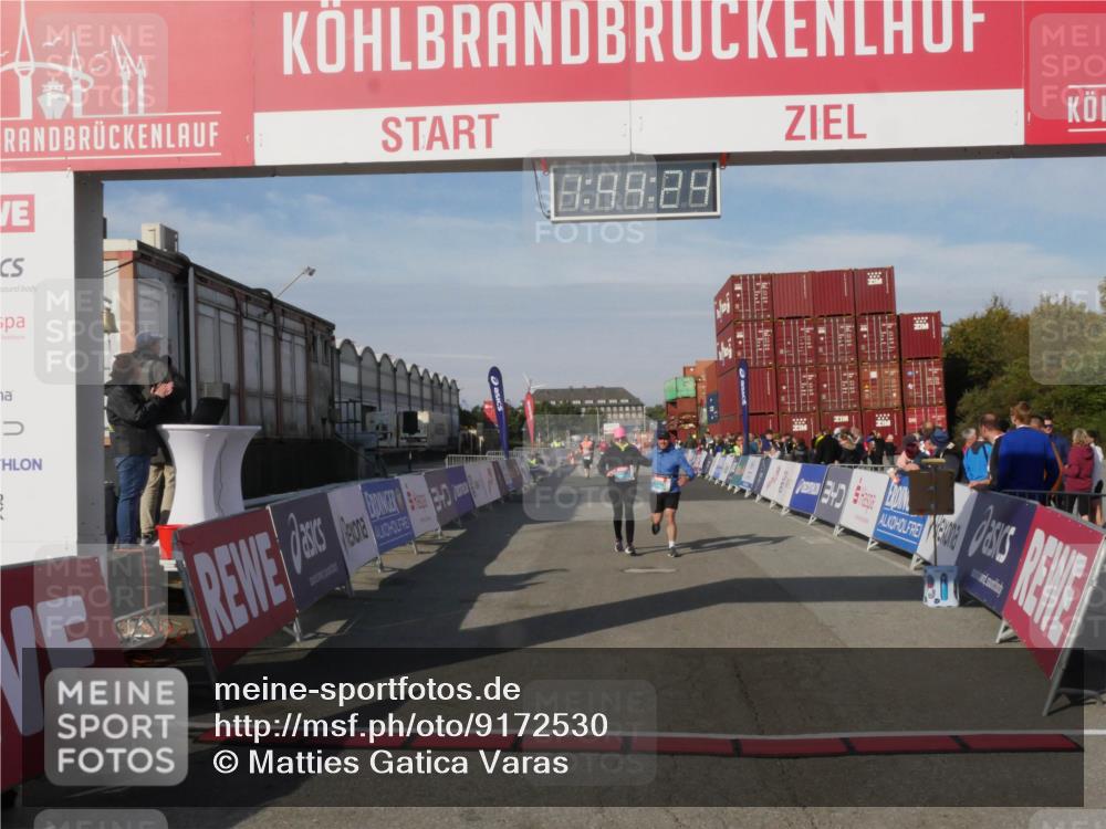 03.10.2025 - Köhlbrandbrückenlauf Matties Gatica Varas http://msf.ph/oto/9172530 03.10.2025 10:44:26 Ziel 2394, 2395 meine-sportfotos.de