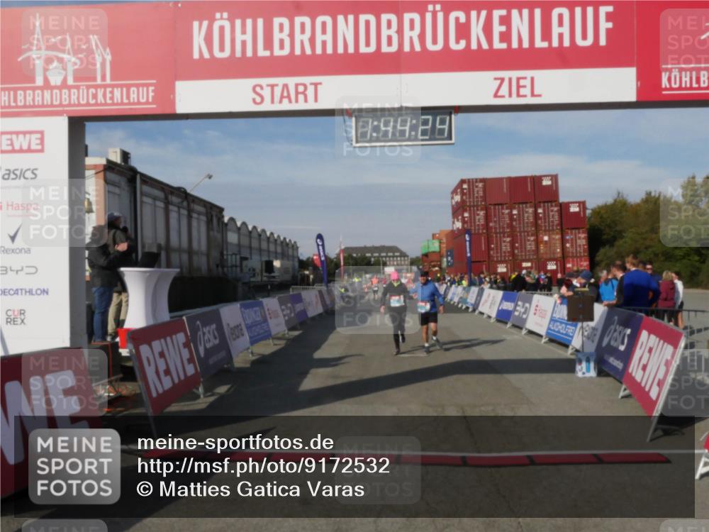 03.10.2025 - Köhlbrandbrückenlauf Matties Gatica Varas http://msf.ph/oto/9172532 03.10.2025 10:44:26 Ziel 2394, 2395 meine-sportfotos.de
