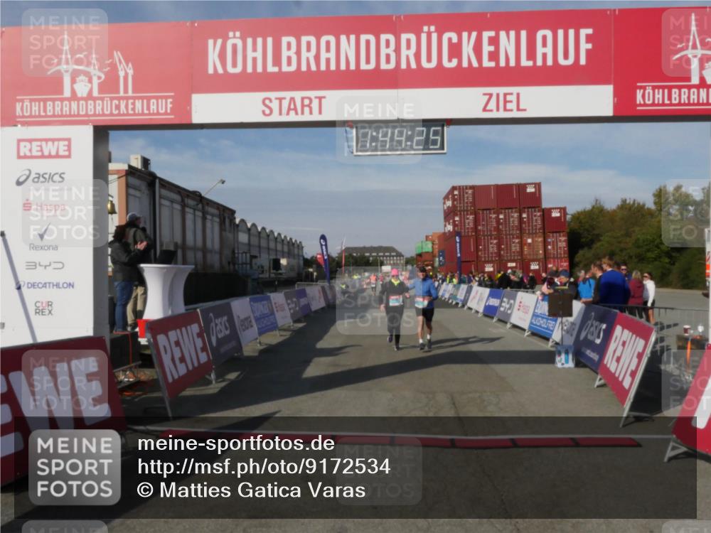 03.10.2025 - Köhlbrandbrückenlauf Matties Gatica Varas http://msf.ph/oto/9172534 03.10.2025 10:44:27 Ziel 2394, 2395 meine-sportfotos.de