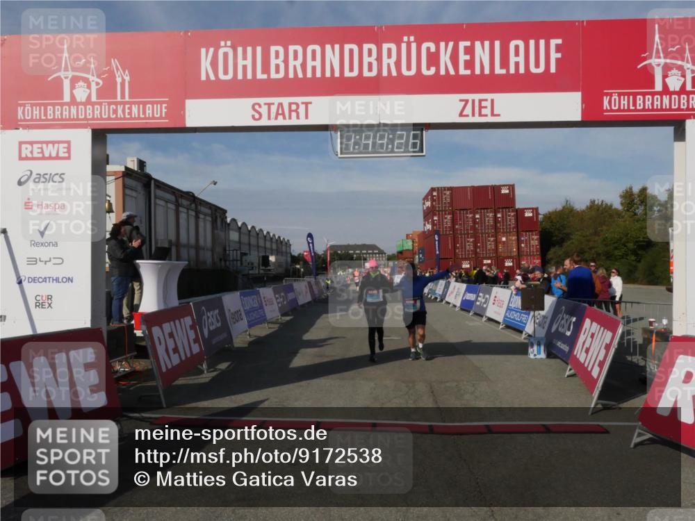 03.10.2025 - Köhlbrandbrückenlauf Matties Gatica Varas http://msf.ph/oto/9172538 03.10.2025 10:44:28 Ziel 2394, 2395 meine-sportfotos.de