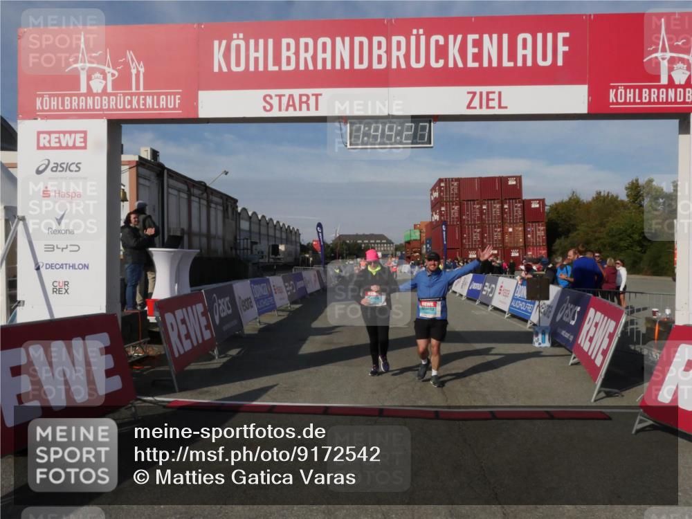 03.10.2025 - Köhlbrandbrückenlauf Matties Gatica Varas http://msf.ph/oto/9172542 03.10.2025 10:44:28 Ziel 2394, 2395 meine-sportfotos.de