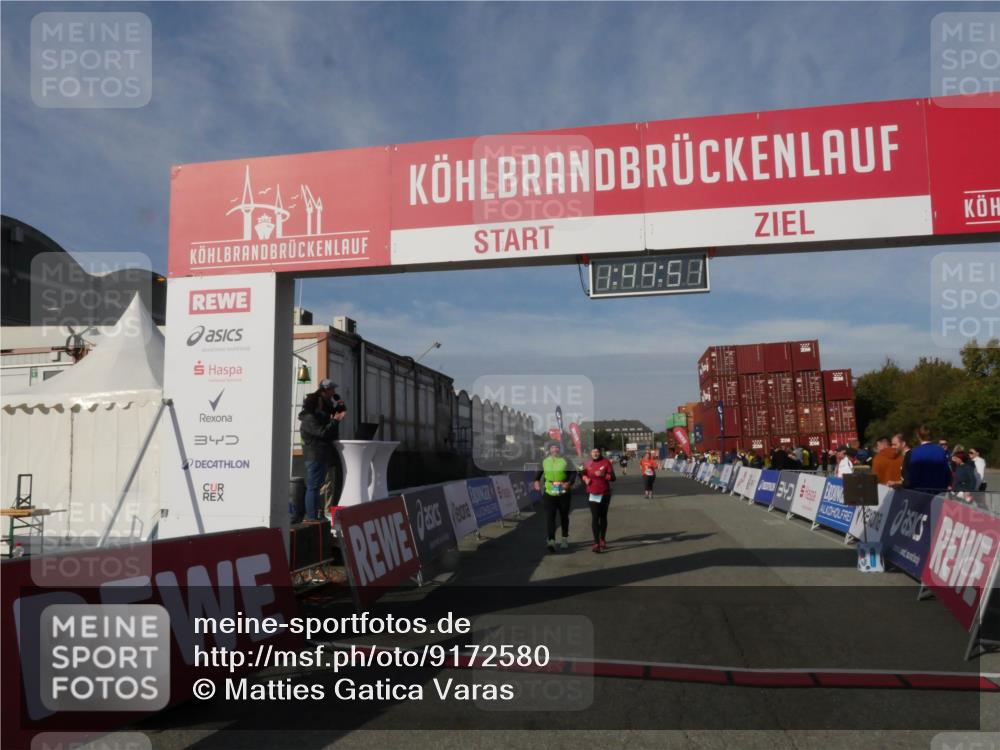 03.10.2025 - Köhlbrandbrückenlauf Matties Gatica Varas http://msf.ph/oto/9172580 03.10.2025 10:44:53 Ziel 1389, 2517, 2545 meine-sportfotos.de