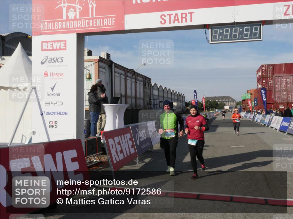 03.10.2025 - Köhlbrandbrückenlauf Matties Gatica Varas http://msf.ph/oto/9172586 03.10.2025 10:44:55 Ziel 1389, 2517, 2545 meine-sportfotos.de