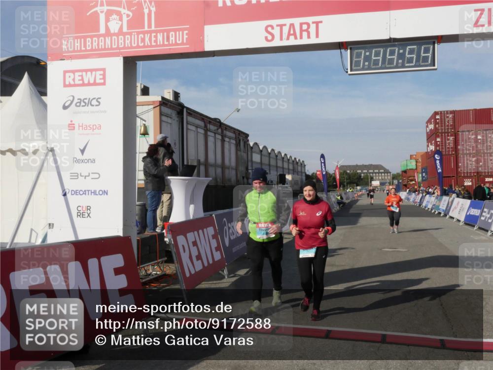 03.10.2025 - Köhlbrandbrückenlauf Matties Gatica Varas http://msf.ph/oto/9172588 03.10.2025 10:44:56 Ziel 1389, 2517, 2545 meine-sportfotos.de