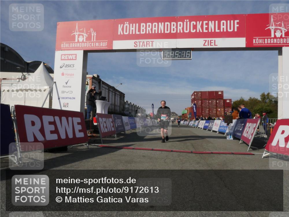 03.10.2025 - Köhlbrandbrückenlauf Matties Gatica Varas http://msf.ph/oto/9172613 03.10.2025 10:45:18 Ziel 2428, 2483, 2507 meine-sportfotos.de