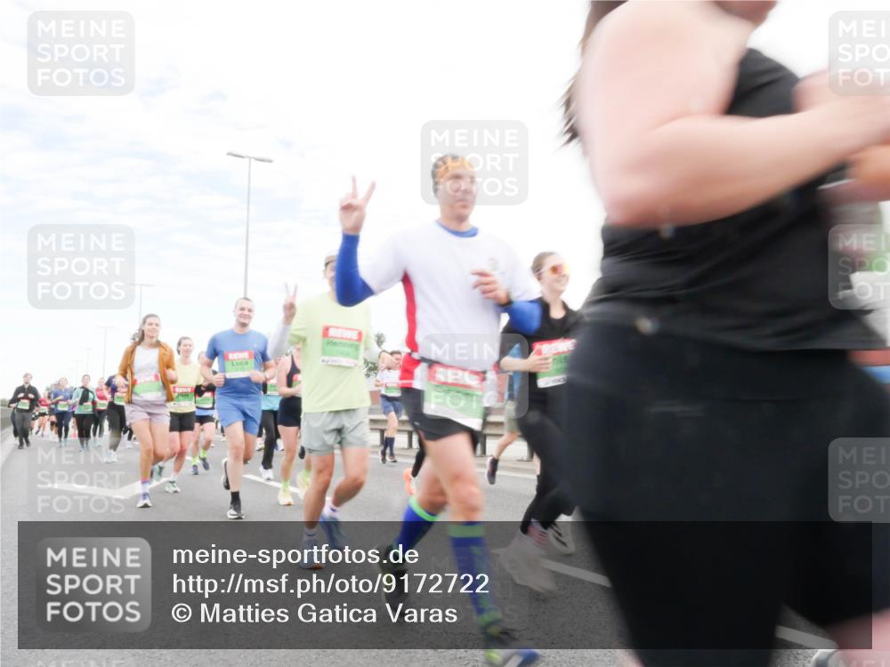 03.10.2025 - Köhlbrandbrückenlauf Matties Gatica Varas http://msf.ph/oto/9172722 03.10.2025 15:22:04 Position 3  meine-sportfotos.de