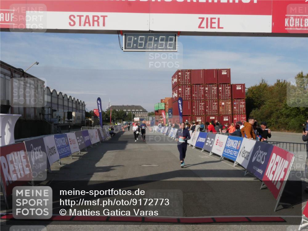 03.10.2025 - Köhlbrandbrückenlauf Matties Gatica Varas http://msf.ph/oto/9172773 03.10.2025 10:51:54 Ziel 3474, 3477, 3776 meine-sportfotos.de