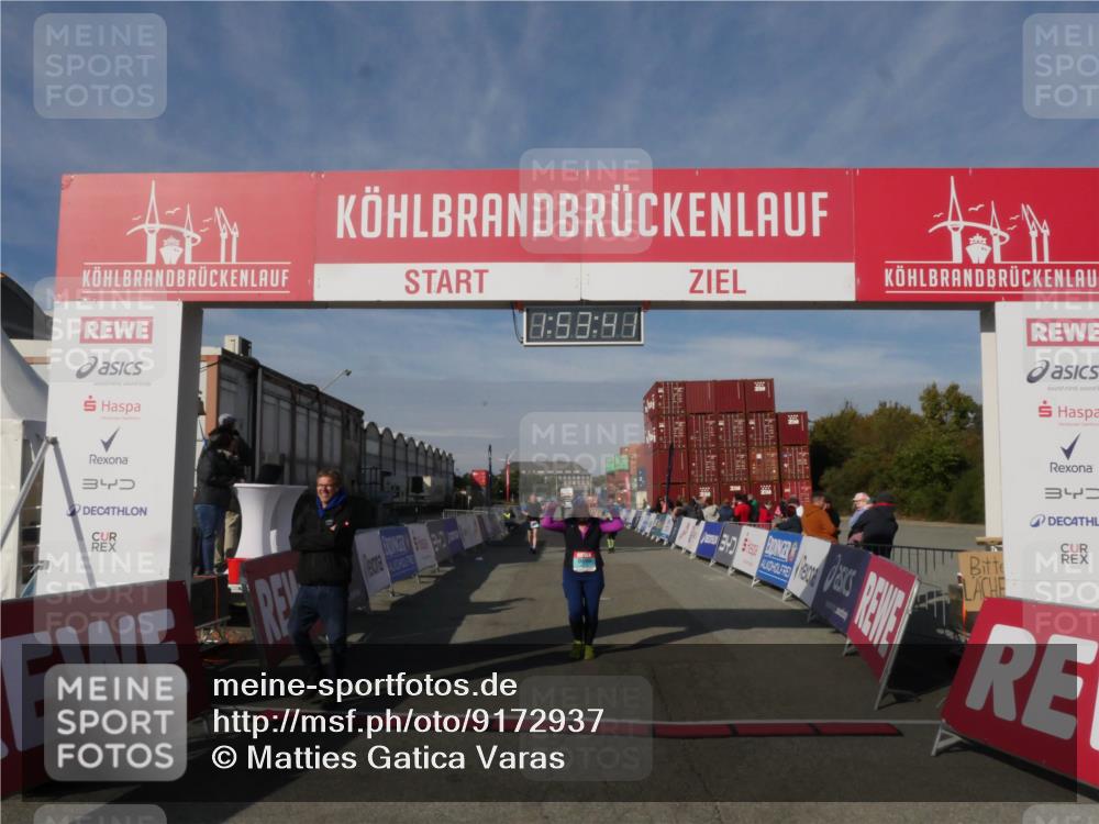 03.10.2025 - Köhlbrandbrückenlauf Matties Gatica Varas http://msf.ph/oto/9172937 03.10.2025 10:53:43 Ziel 2611, 3575, 3774 meine-sportfotos.de