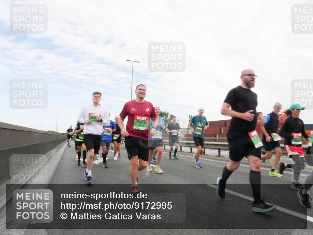 03.10.2025 - Köhlbrandbrückenlauf Matties Gatica Varas http://msf.ph/oto/9172995 03.10.2025 15:23:12 Position 3 8023, 1, 23, 25 meine-sportfotos.de