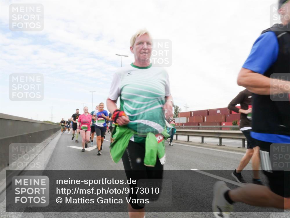 03.10.2025 - Köhlbrandbrückenlauf Matties Gatica Varas http://msf.ph/oto/9173010 03.10.2025 15:23:15 Position 3  meine-sportfotos.de