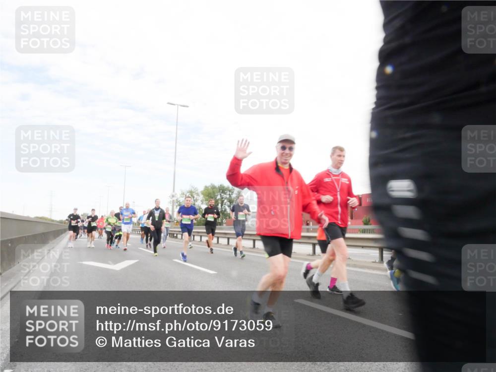03.10.2025 - Köhlbrandbrückenlauf Matties Gatica Varas http://msf.ph/oto/9173059 03.10.2025 15:23:37 Position 3  meine-sportfotos.de