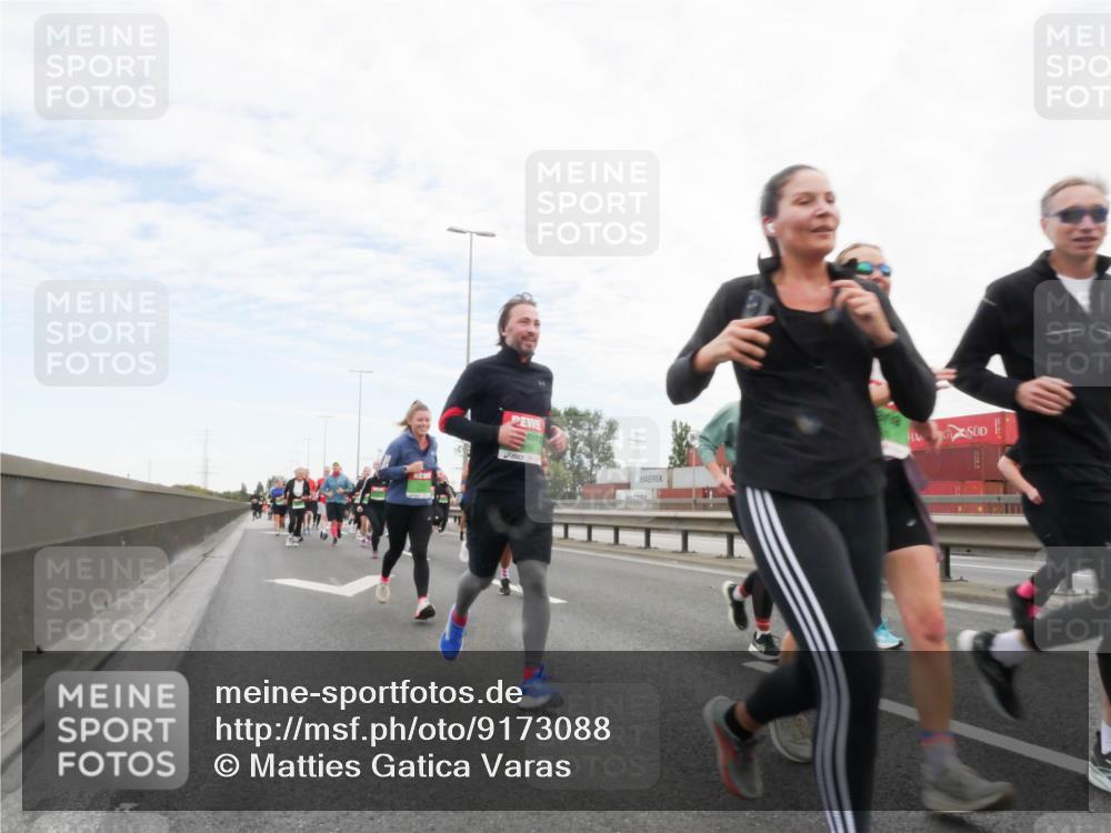 03.10.2025 - Köhlbrandbrückenlauf Matties Gatica Varas http://msf.ph/oto/9173088 03.10.2025 15:23:52 Position 3  meine-sportfotos.de