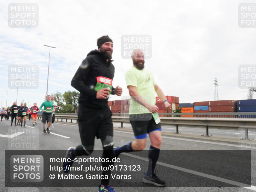03.10.2025 - Köhlbrandbrückenlauf Matties Gatica Varas http://msf.ph/oto/9173123 03.10.2025 15:24:09 Position 3  meine-sportfotos.de