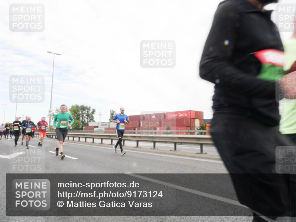 03.10.2025 - Köhlbrandbrückenlauf Matties Gatica Varas http://msf.ph/oto/9173124 03.10.2025 15:24:09 Position 3  meine-sportfotos.de