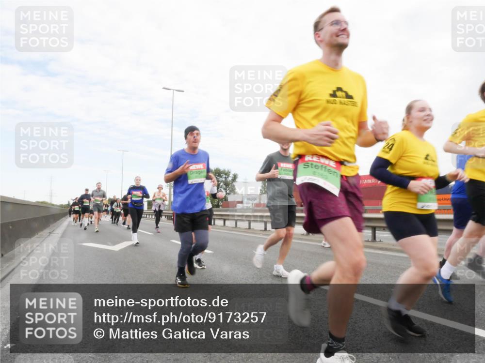 03.10.2025 - Köhlbrandbrückenlauf Matties Gatica Varas http://msf.ph/oto/9173257 03.10.2025 15:25:14 Position 3 8163 meine-sportfotos.de