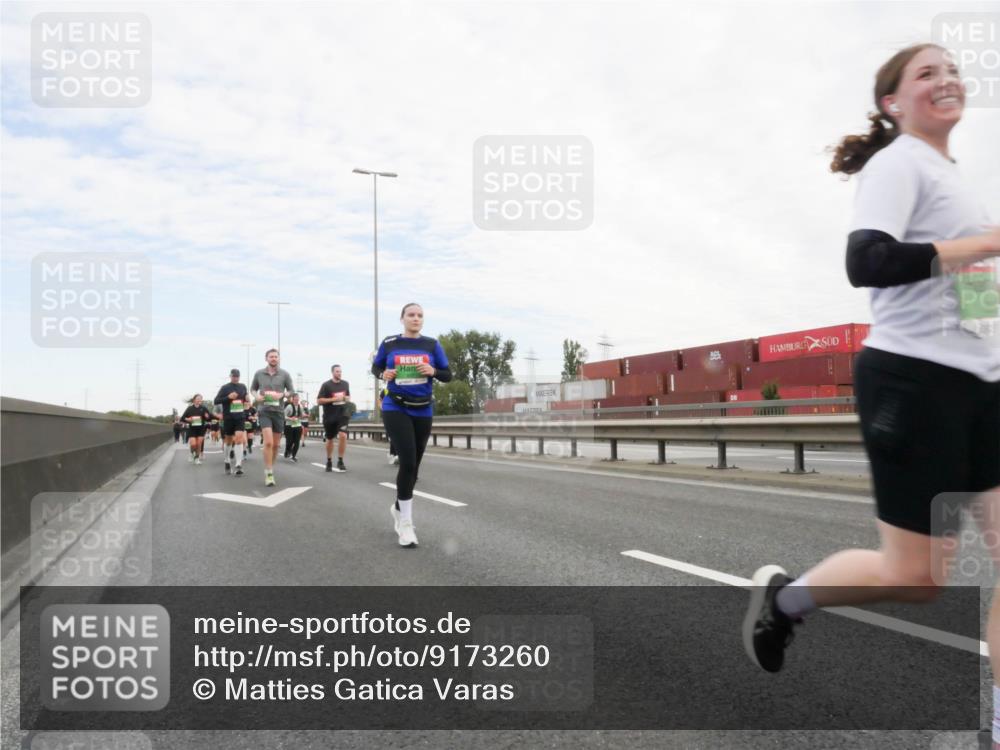 03.10.2025 - Köhlbrandbrückenlauf Matties Gatica Varas http://msf.ph/oto/9173260 03.10.2025 15:25:16 Position 3  meine-sportfotos.de