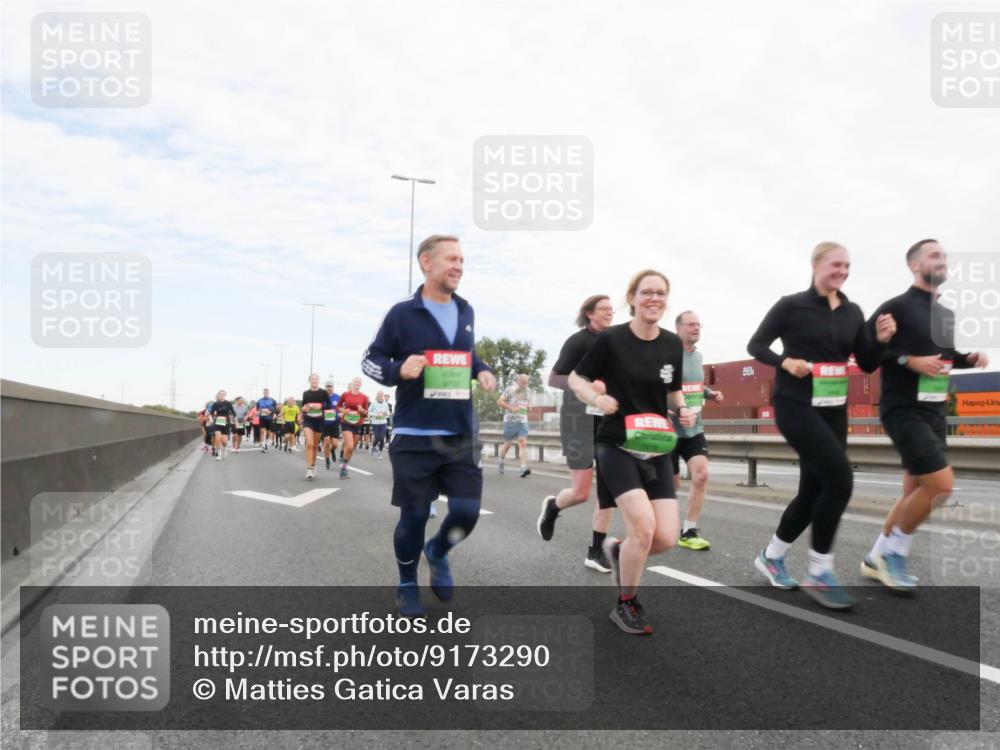 03.10.2025 - Köhlbrandbrückenlauf Matties Gatica Varas http://msf.ph/oto/9173290 03.10.2025 15:25:30 Position 3 9732 meine-sportfotos.de
