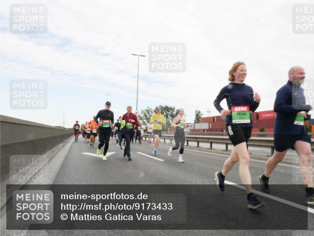03.10.2025 - Köhlbrandbrückenlauf Matties Gatica Varas http://msf.ph/oto/9173433 03.10.2025 15:26:56 Position 3 8534, 2513 meine-sportfotos.de