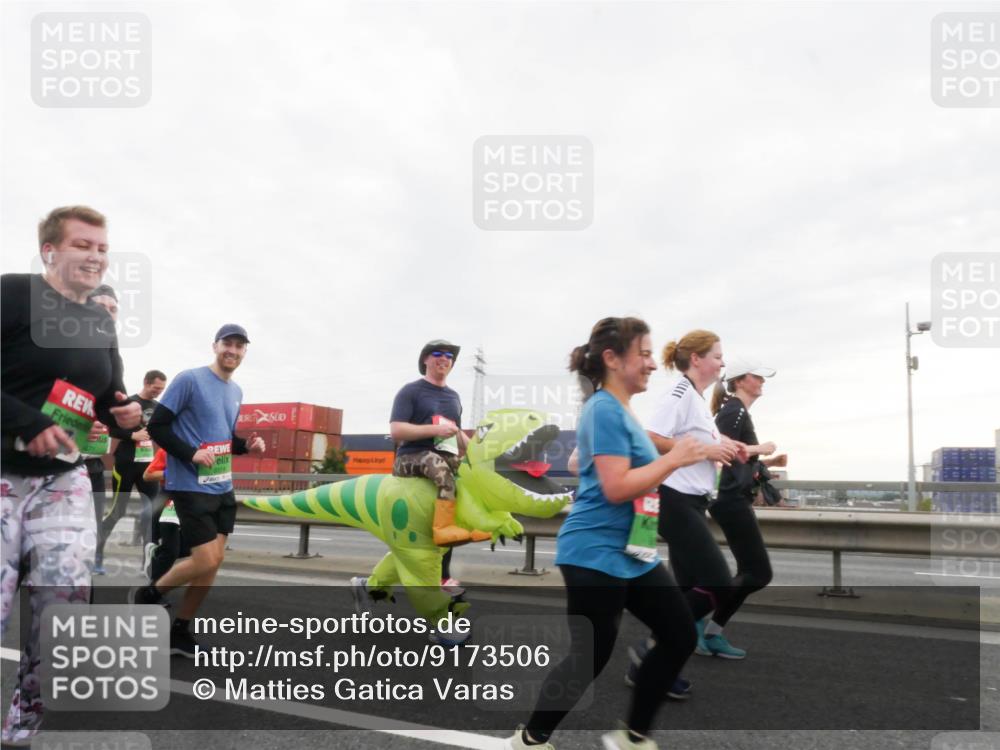 03.10.2025 - Köhlbrandbrückenlauf Matties Gatica Varas http://msf.ph/oto/9173506 03.10.2025 15:27:31 Position 3  meine-sportfotos.de