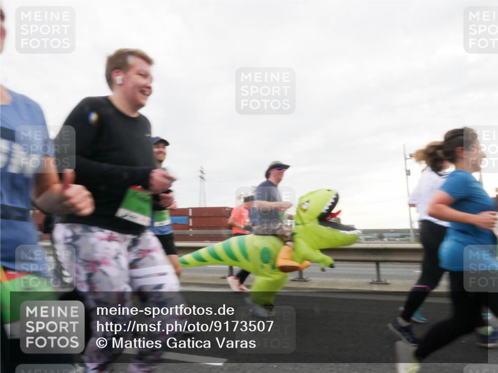 03.10.2025 - Köhlbrandbrückenlauf Matties Gatica Varas http://msf.ph/oto/9173507 03.10.2025 15:27:32 Position 3  meine-sportfotos.de