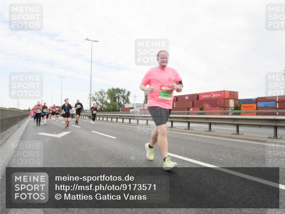 03.10.2025 - Köhlbrandbrückenlauf Matties Gatica Varas http://msf.ph/oto/9173571 03.10.2025 15:28:03 Position 3  meine-sportfotos.de