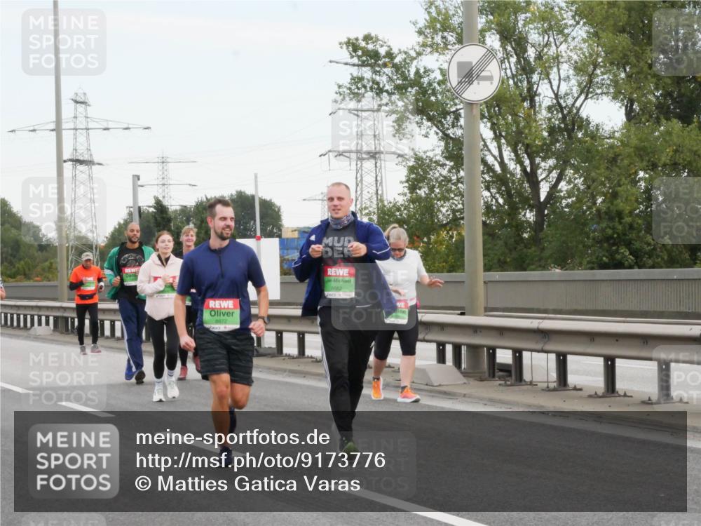 03.10.2025 - Köhlbrandbrückenlauf Matties Gatica Varas http://msf.ph/oto/9173776 03.10.2025 15:30:22 Position 3 8672, 8682 meine-sportfotos.de