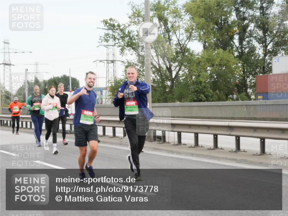 03.10.2025 - Köhlbrandbrückenlauf Matties Gatica Varas http://msf.ph/oto/9173778 03.10.2025 15:30:23 Position 3 8672, 8682 meine-sportfotos.de