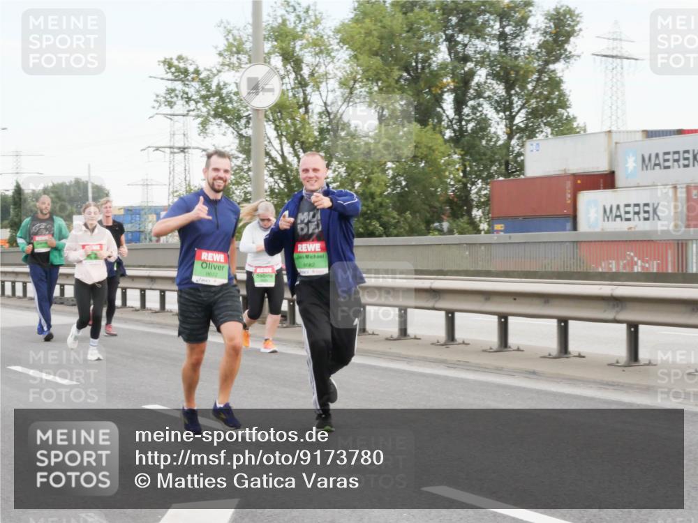 03.10.2025 - Köhlbrandbrückenlauf Matties Gatica Varas http://msf.ph/oto/9173780 03.10.2025 15:30:24 Position 3 8682, 8672 meine-sportfotos.de