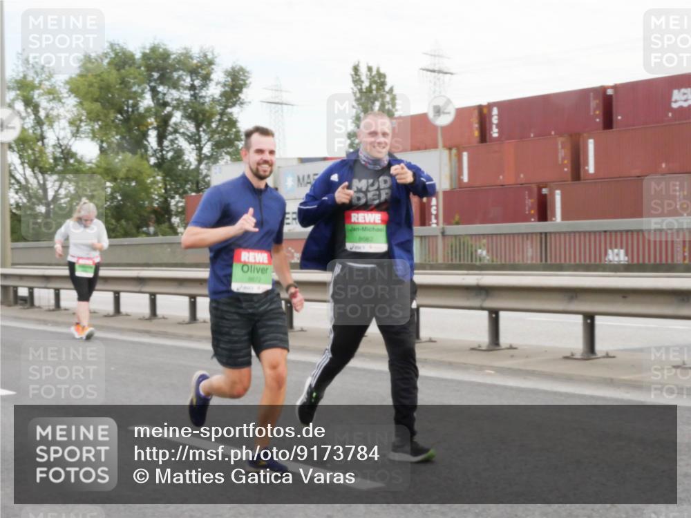 03.10.2025 - Köhlbrandbrückenlauf Matties Gatica Varas http://msf.ph/oto/9173784 03.10.2025 15:30:25 Position 3 8672, 8682 meine-sportfotos.de